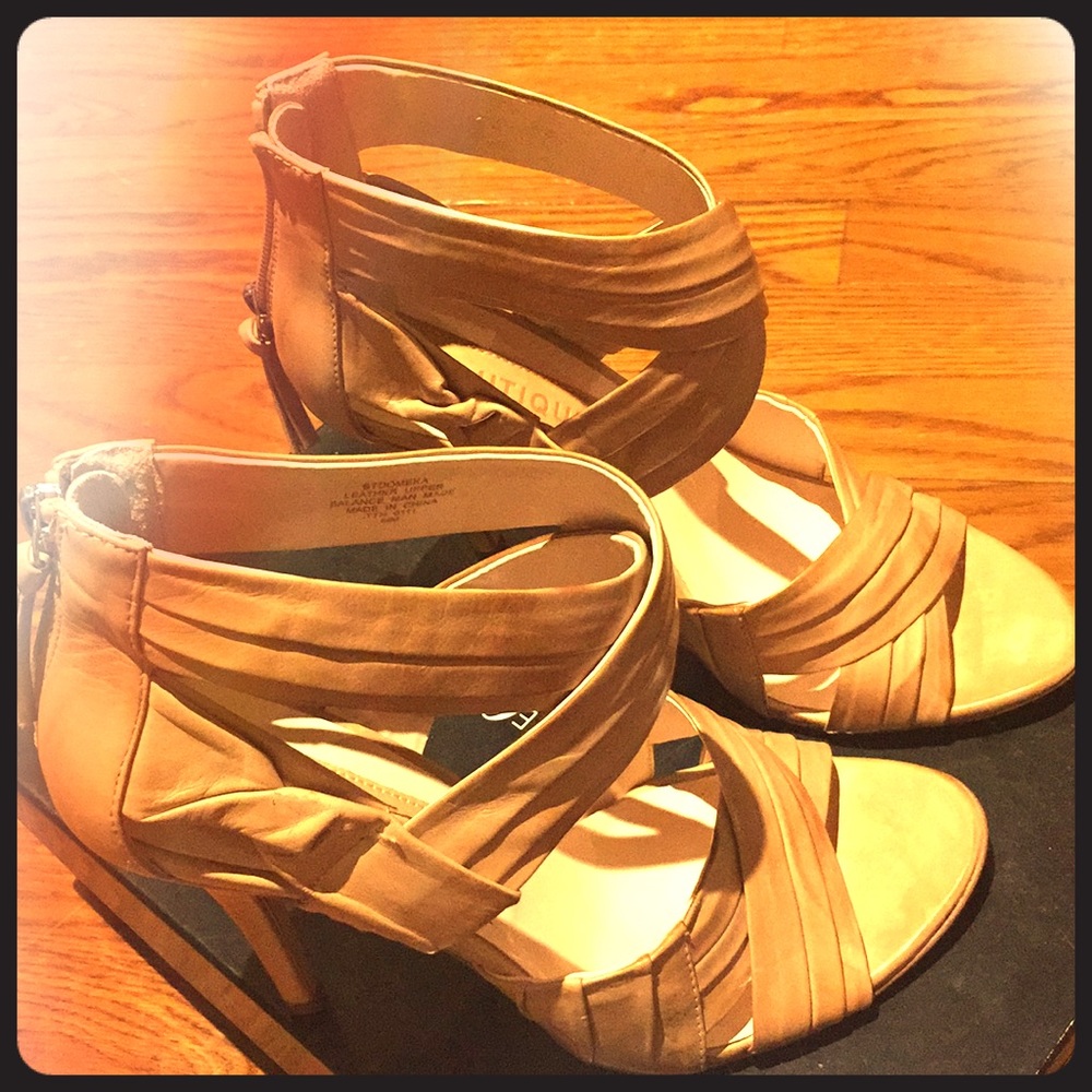 Boutique 9 leather strappy Natural color Sandal